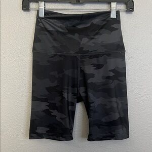 Beyond Yoga Black Camo Biker Shorts Size Small